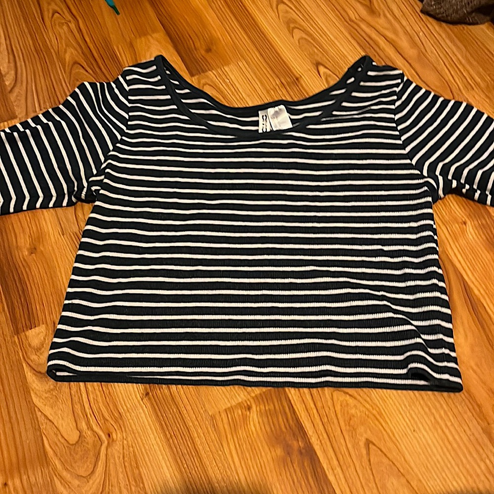cropped navy blue and white top